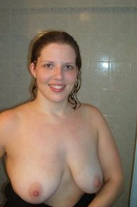Plump Gal Showing Her Hanging Tits After A Shower